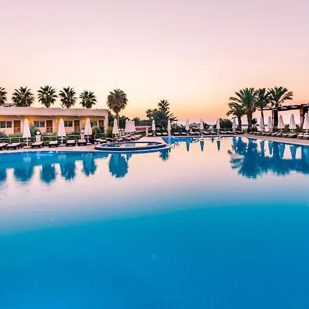 Jasmine Court Hotel & Spa Central Beachfront 4* קיירניה