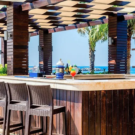 מלון Jasmine Court Hotel & Spa Central Beachfront 4*