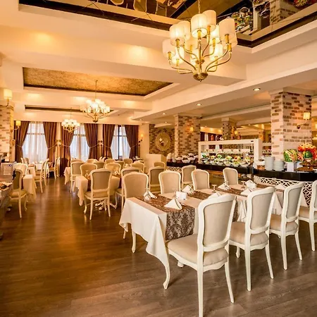 מלון Jasmine Court Hotel & Spa Central Beachfront קיירניה
