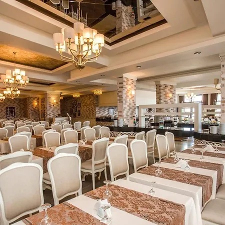 Jasmine Court Hotel & Spa Central Beachfront קיירניה