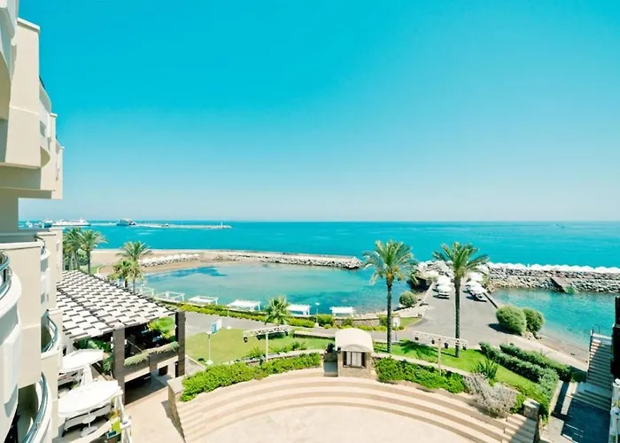 Dome Hotel & Casino Central Kyrenia ホテル 4*